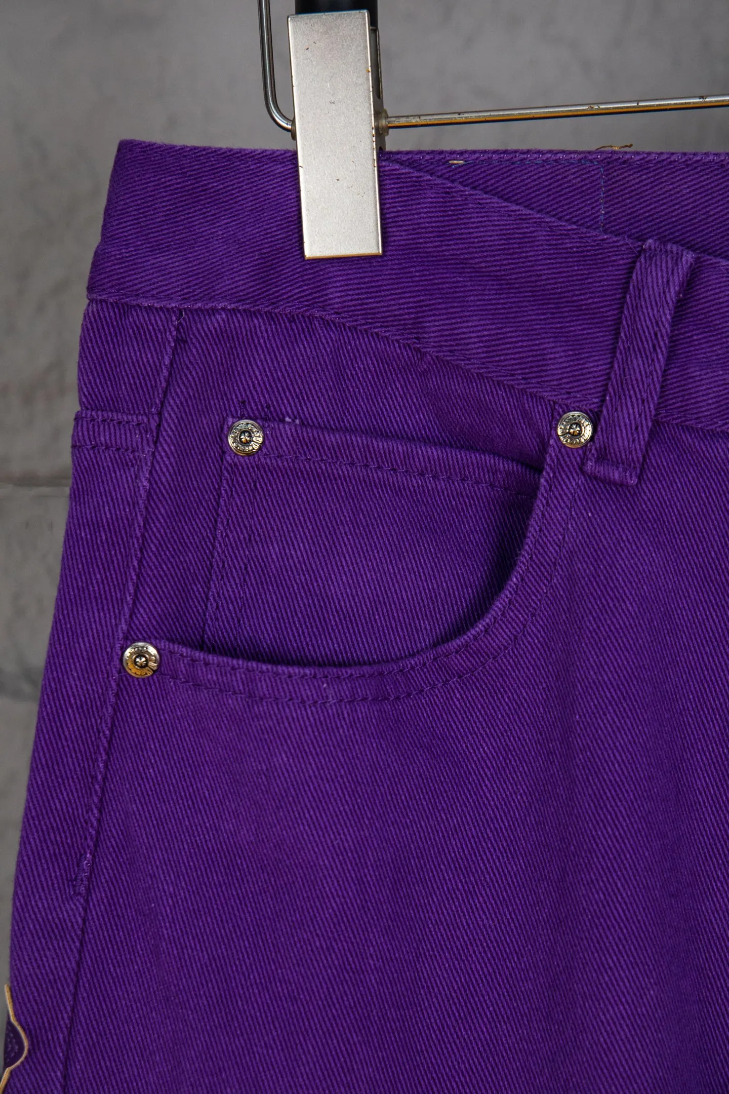 P260 top version CH Chromehearts 2025 new limited black pink cross patchwork leather couple style washed loose purple jeans 💜 Top quality ceiling quality styles with different washed textures, very friendly to people with thin legs and thick legs, the straight and loose version is very flattering to the leg shape. Moderate length that never goes out of style, easy to match with casually, basic styling for various styles, a must-have in the wardrobe! The fabric is stiff but also makes the upper body soft without losing texture. The washing process is even more perfect. It is a must-have item for everyone! ! ! Washed wheat, hang tag, pants label, three labels complete Color: Purple Size: 28, 30, 32, 34